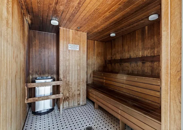 Amazing Views ! Leather Furniture ! Cozy Condo!