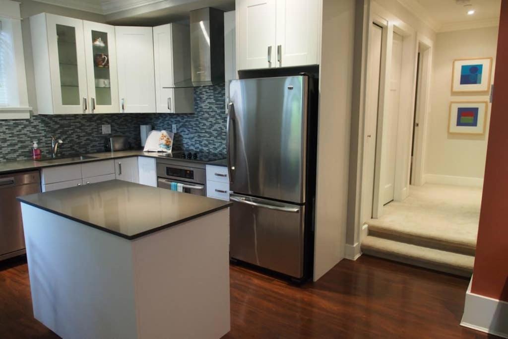 Modern In Beautiful Kitsilano Apartment