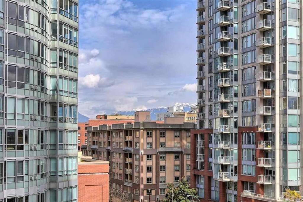 Apartment Lovely One-bedroom With Pool, Hot Tub, And Gym In The Heart Of Downtown, Skytrain 3min Away Vancouver