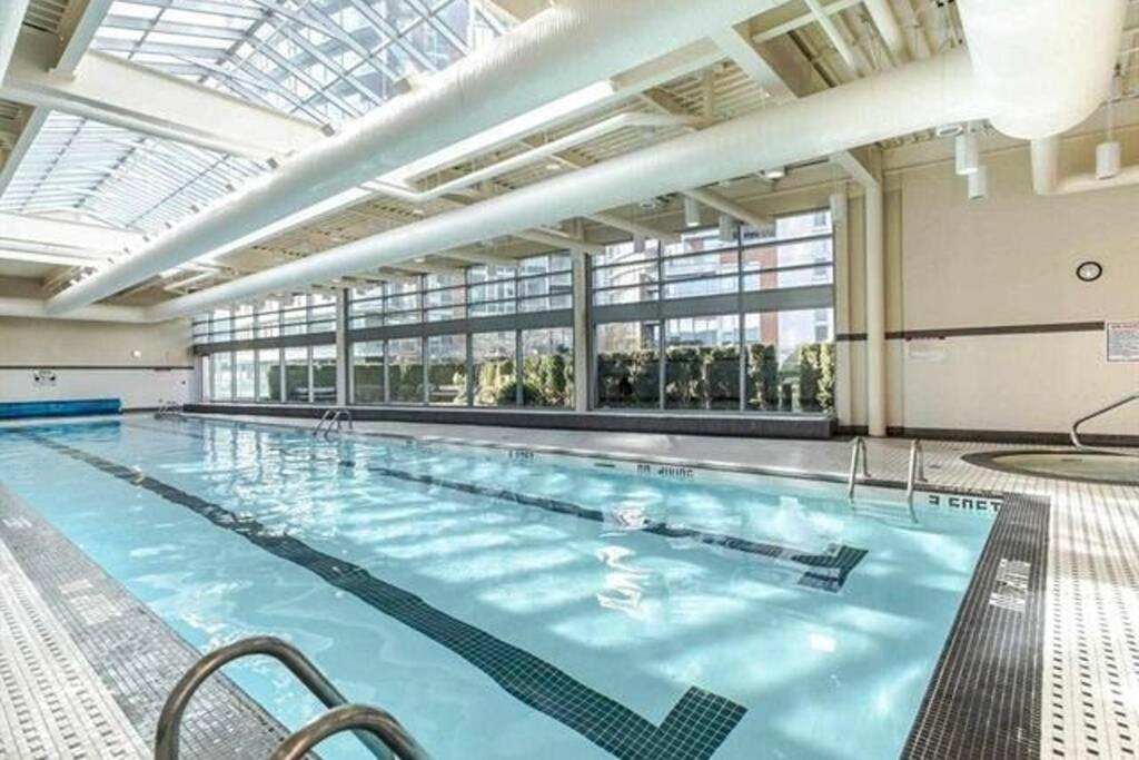 Apartment Lovely One-bedroom With Pool, Hot Tub, And Gym In The Heart Of Downtown, Skytrain 3min Away *