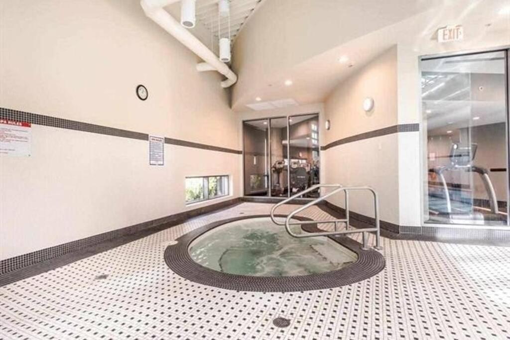 Lovely One-bedroom With Pool, Hot Tub, And Gym In The Heart Of Downtown, Skytrain 3min Away