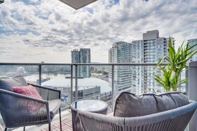 Apartment Downtown Water View Condo: Modern 2br With Ac And Parking Vancouver