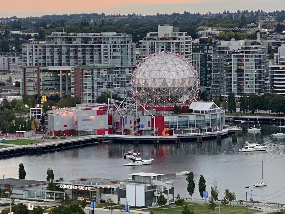 Downtown Water View Condo: Modern 2br With Ac And Parking * Vancouver