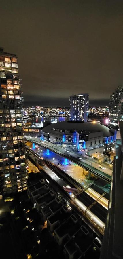Downtown Water View Condo: Modern 2br With Ac And Parking Apartment Vancouver