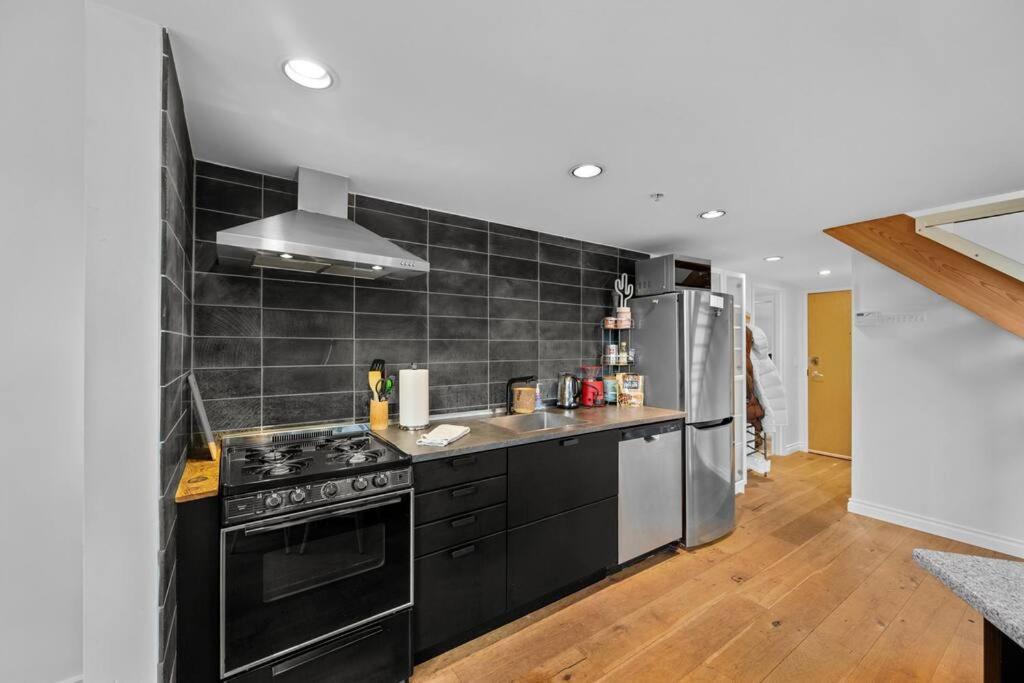 Apartment Beautiful Downtown Loft With Full Kitchen *