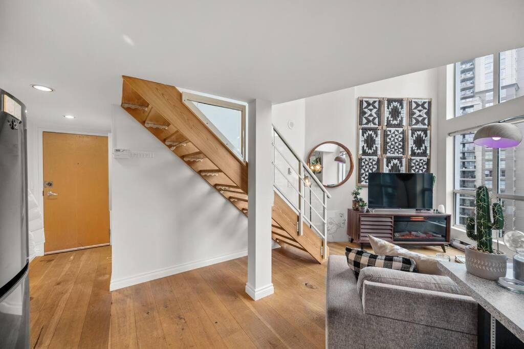 Beautiful Downtown Loft With Full Kitchen Apartment *