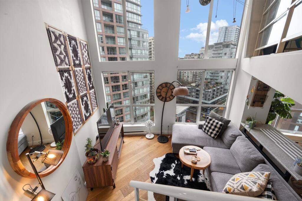 Beautiful Downtown Loft With Full Kitchen * Vancouver