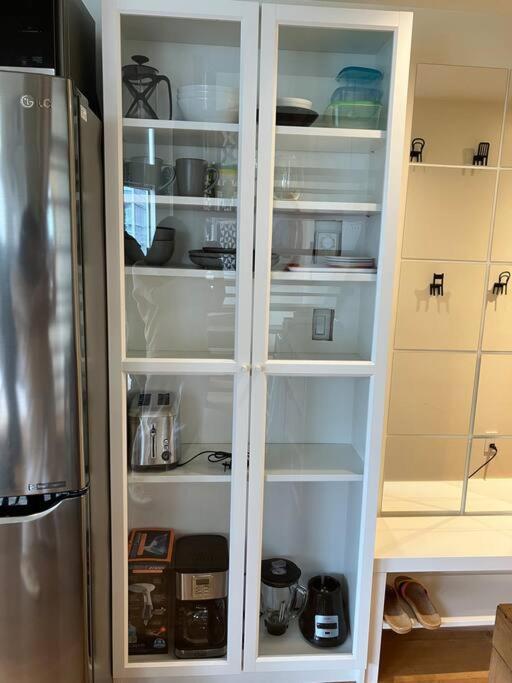 Beautiful Downtown Loft With Full Kitchen *