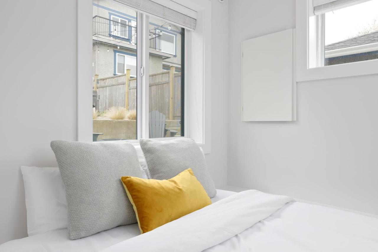 Newly Built Laneway 1 Bd Centrally Located Apartment *