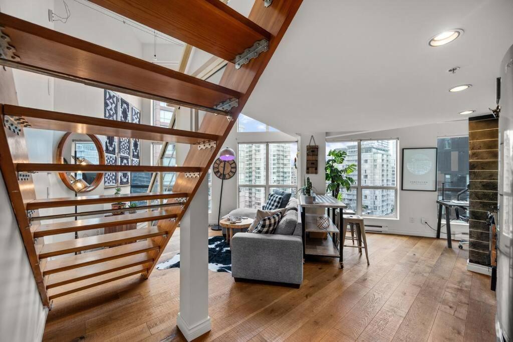 Beautiful Downtown Loft With Full Kitchen Apartment