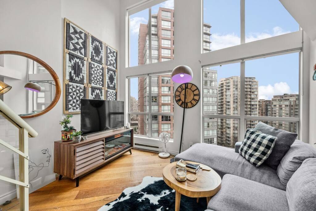 Beautiful Downtown Loft With Full Kitchen