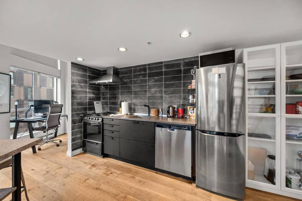 Beautiful Downtown Loft With Full Kitchen Apartment *