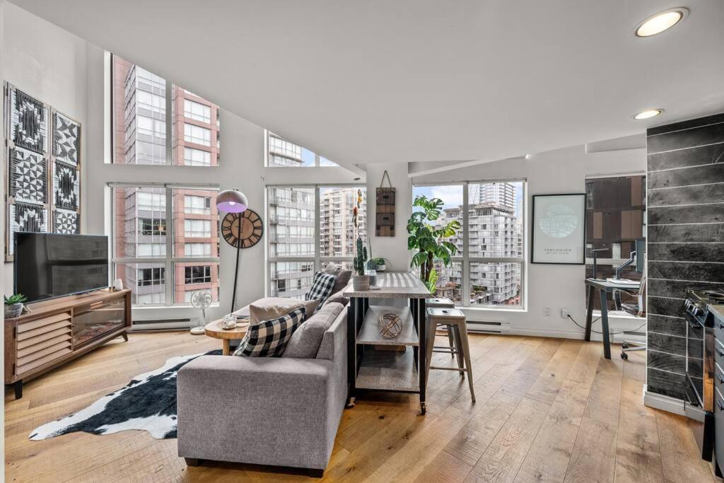 Beautiful Downtown Loft With Full Kitchen