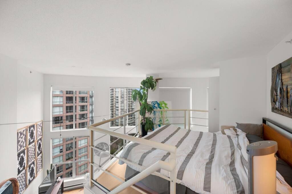 Beautiful Downtown Loft With Full Kitchen