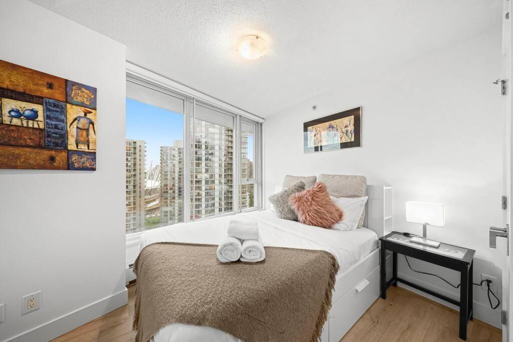 Water View In Downtown Apartment