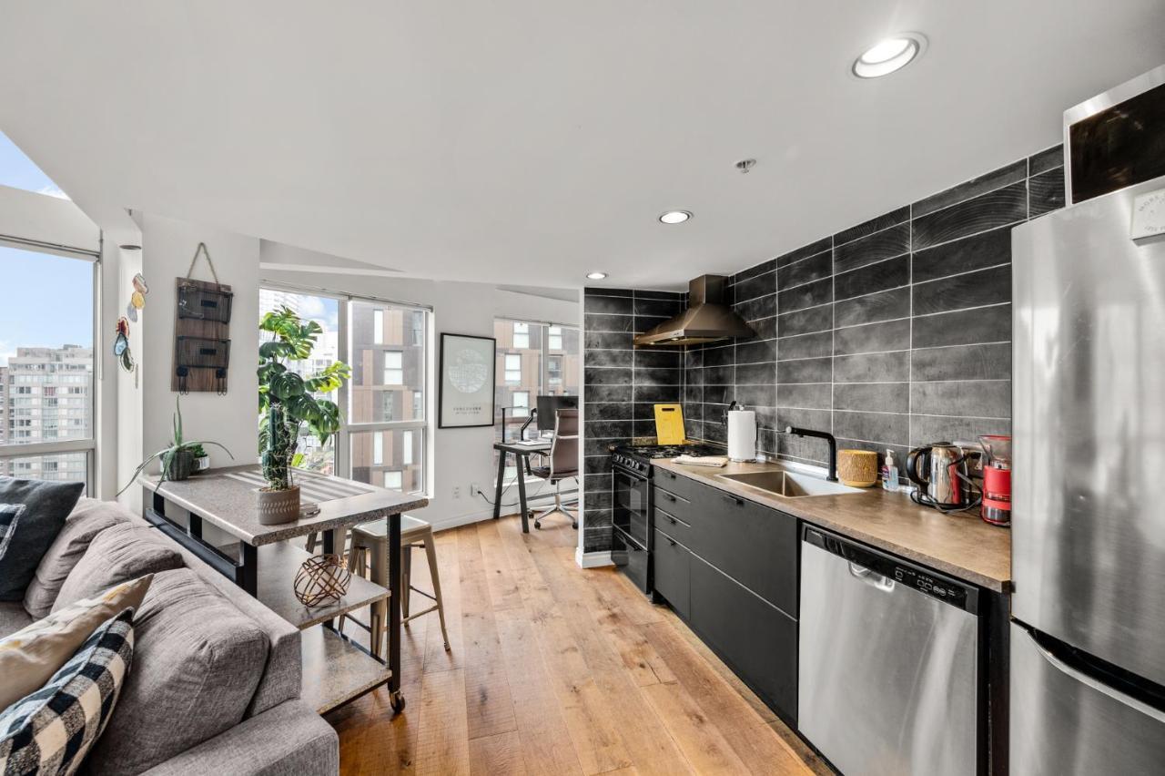 Apartment Rare Find Loft With Full Kitchen At Heart Of Downtown Vancouver