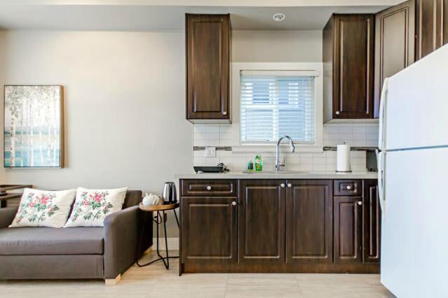 Rare Find Exquisitely New Quiet & Safe Skytrain Guest house