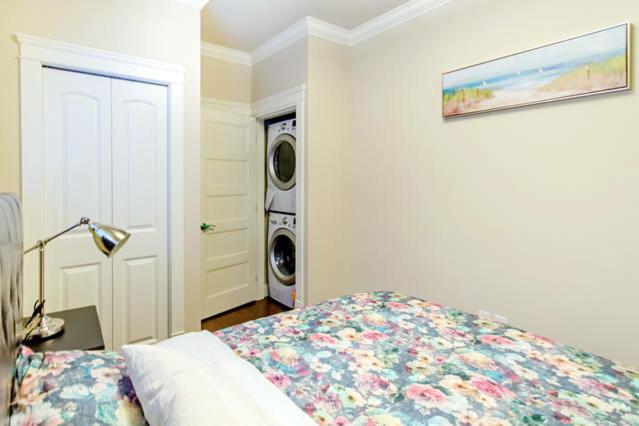 Guest house Rare Find Exquisitely New Quiet & Safe Skytrain