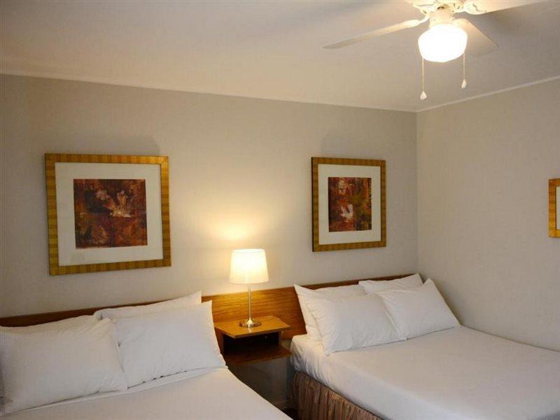 Hotel 2400 *