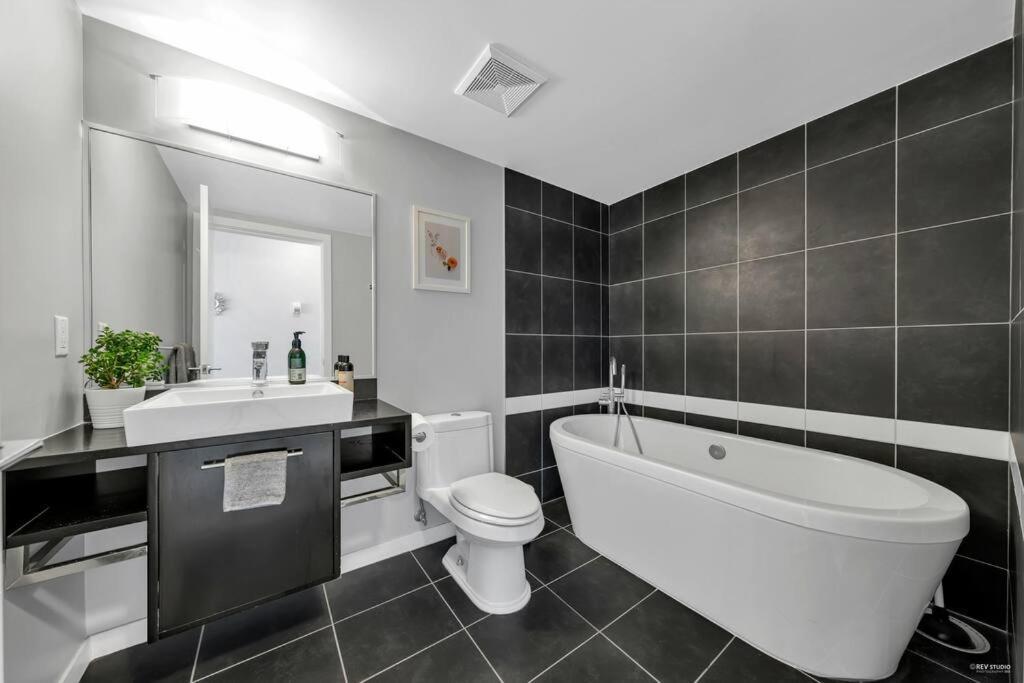 Spacious Dt 2-bdr High-rise With View, Pool, Gym