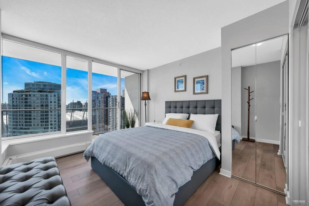 Spacious Dt 2-bdr High-rise With View, Pool, Gym * Vancouver