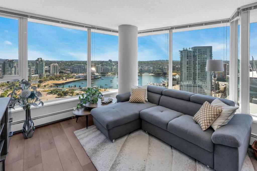 Apartment Spacious Dt 2-bdr High-rise With View, Pool, Gym