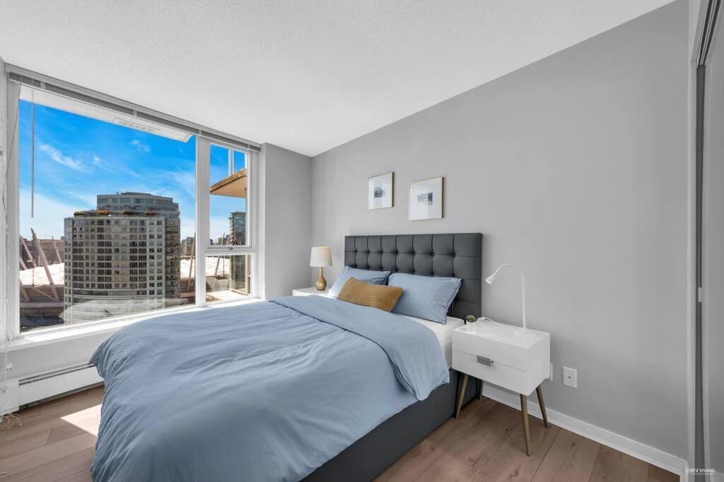 Spacious Dt 2-bdr High-rise With View, Pool, Gym Apartment
