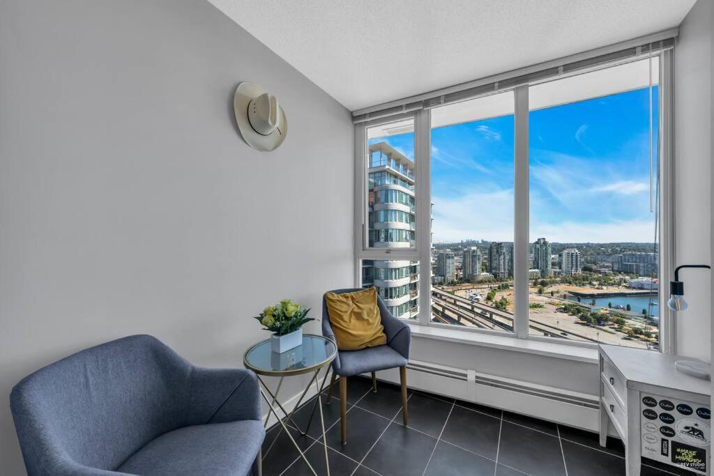 Spacious Dt 2-bdr High-rise With View, Pool, Gym Vancouver