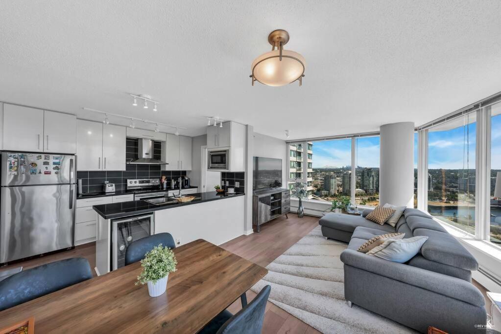 Spacious Dt 2-bdr High-rise With View, Pool, Gym Apartment Vancouver