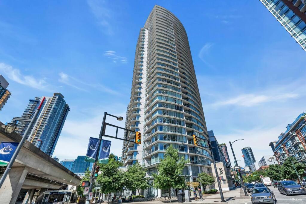 Apartment Spacious Dt 2-bdr High-rise With View, Pool, Gym