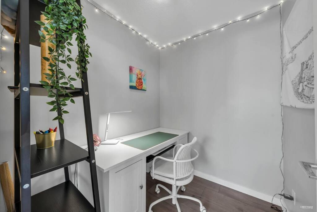 Spacious Dt 2-bdr High-rise With View, Pool, Gym Apartment Vancouver