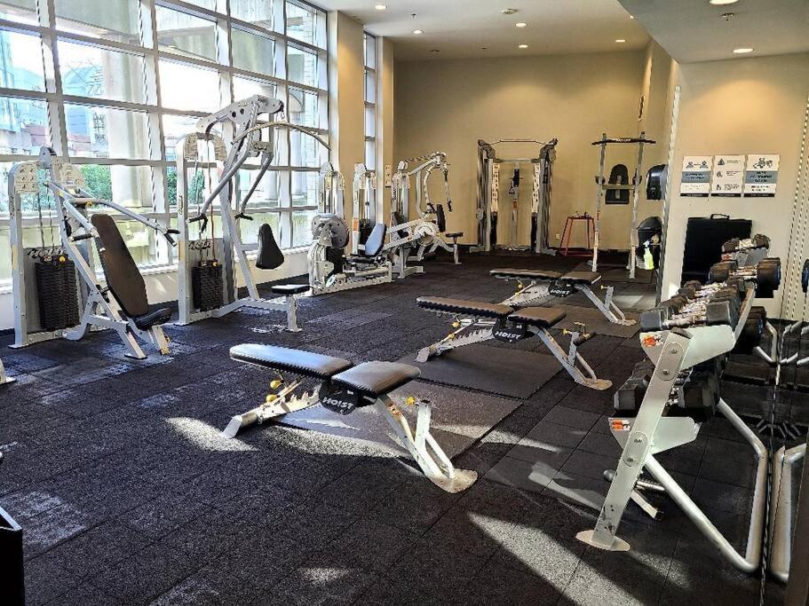 Apartment Spacious Dt 2-bdr High-rise With View, Pool, Gym *