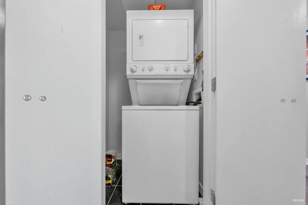 Spacious Dt 2-bdr High-rise With View, Pool, Gym Vancouver