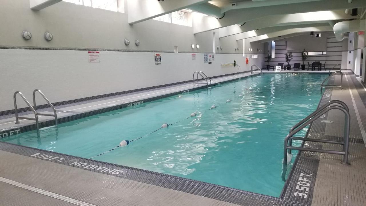 Spacious Dt 2-bdr High-rise With View, Pool, Gym Apartment *