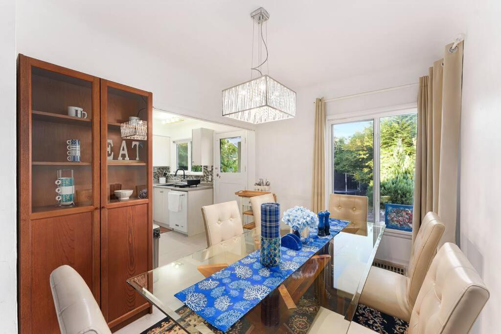Amazing House In The Heart Of Dt/yvr/ubc Holiday home