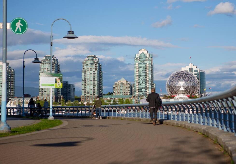 Downtown King Suite-surround Views-pool/gym/parkng Vancouver