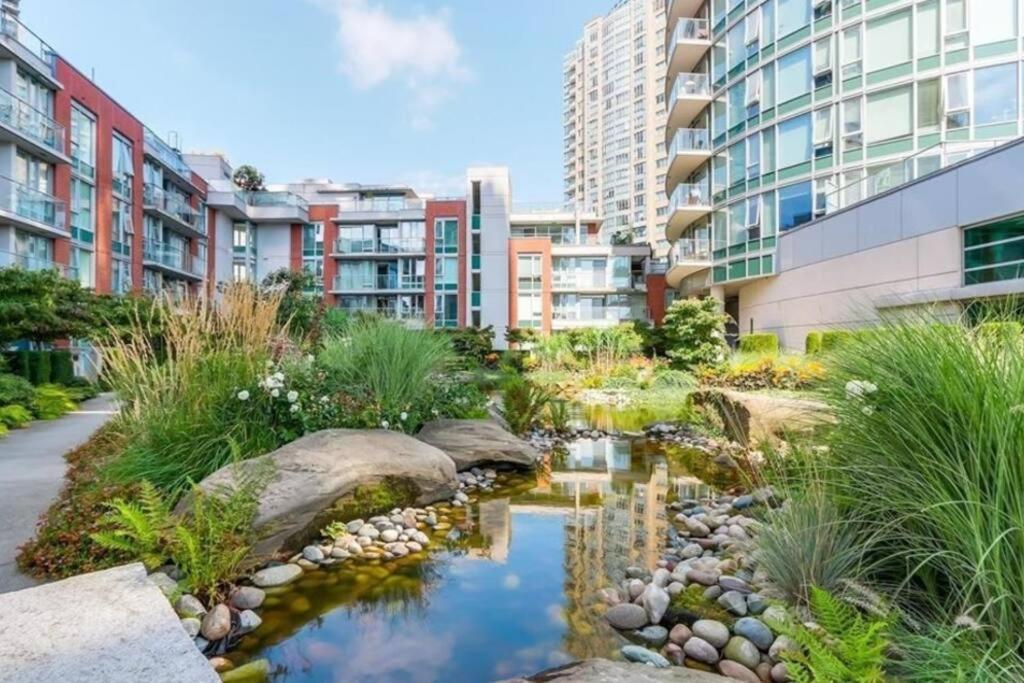 Downtown King Suite-surround Views-pool/gym/parkng Apartment Vancouver