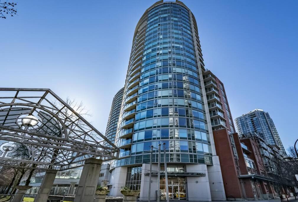 Apartment Downtown King Suite-surround Views-pool/gym/parkng *