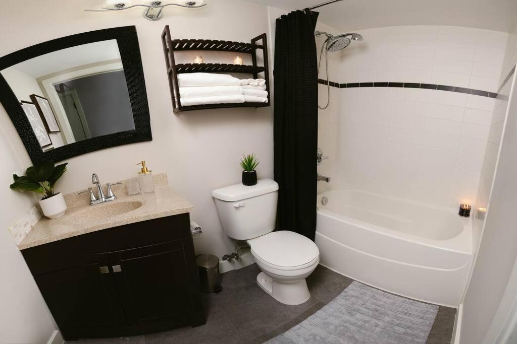 Apartment Downtown King Suite-surround Views-pool/gym/parkng