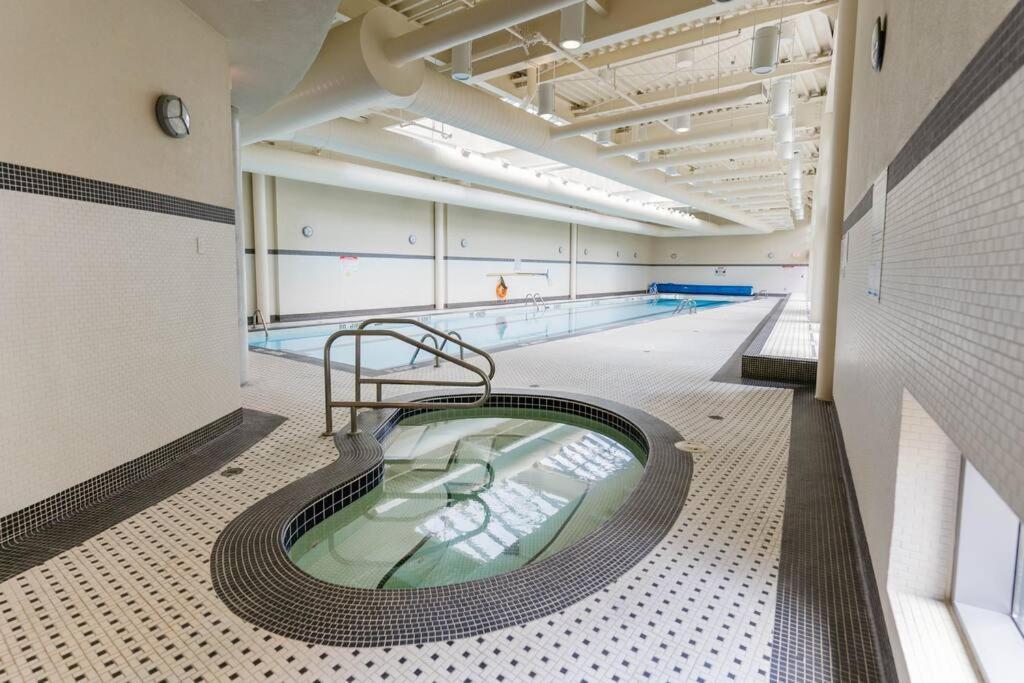 Apartment Downtown King Suite-surround Views-pool/gym/parkng