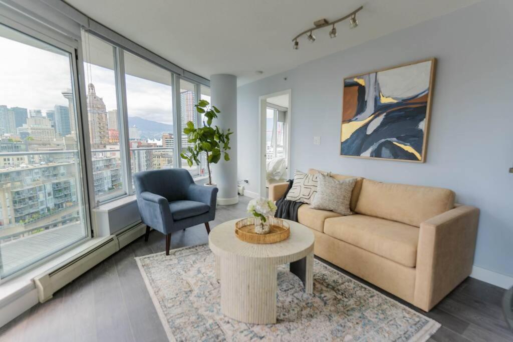 Downtown King Suite-surround Views-pool/gym/parkng *