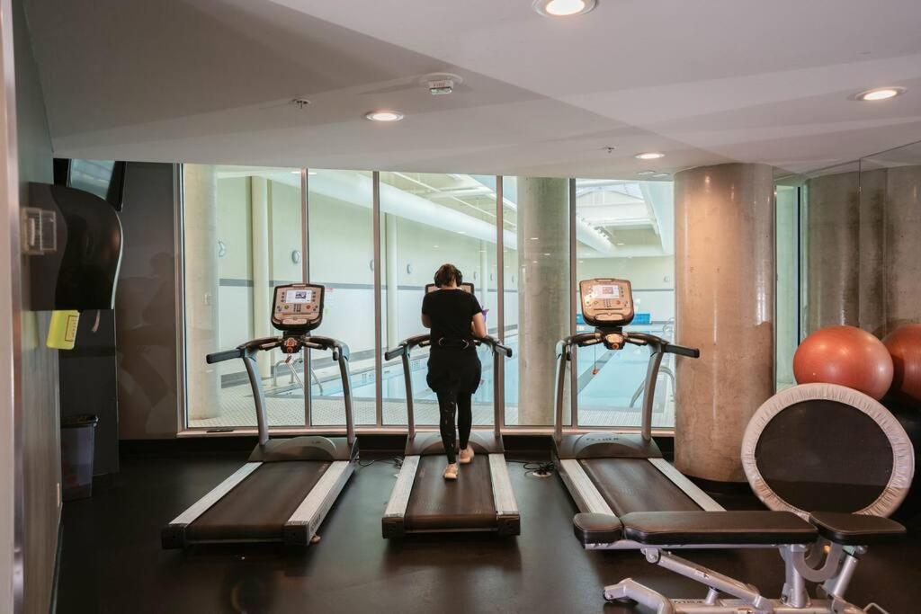 Apartment Downtown King Suite-surround Views-pool/gym/parkng