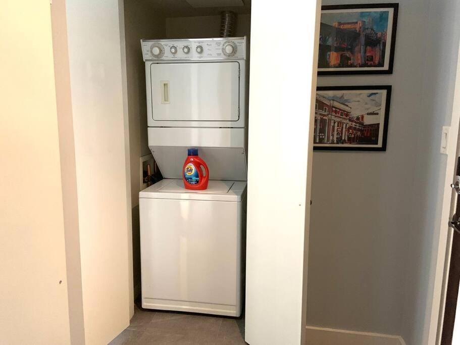 Apartment Downtown King Suite-surround Views-pool/gym/parkng