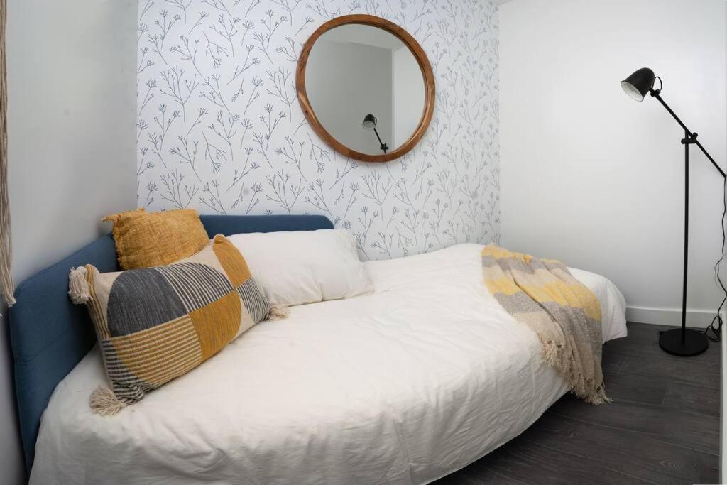 Downtown King Suite-surround Views-pool/gym/parkng Apartment