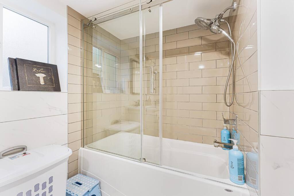 Holiday home Amazing House In The Heart Of Dt/yvr/ubc Vancouver