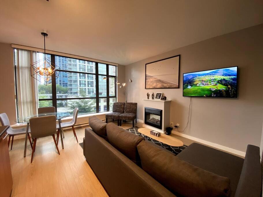 Apartment Entire In Heart Of Downtown *