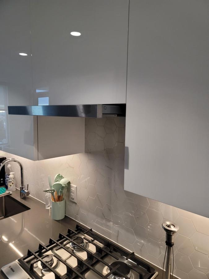 Modern 1-bedroom Den With Convenient Computer Setup, And Pet-friendly Environment, An Ideal For Travellers Apartment Vancouver