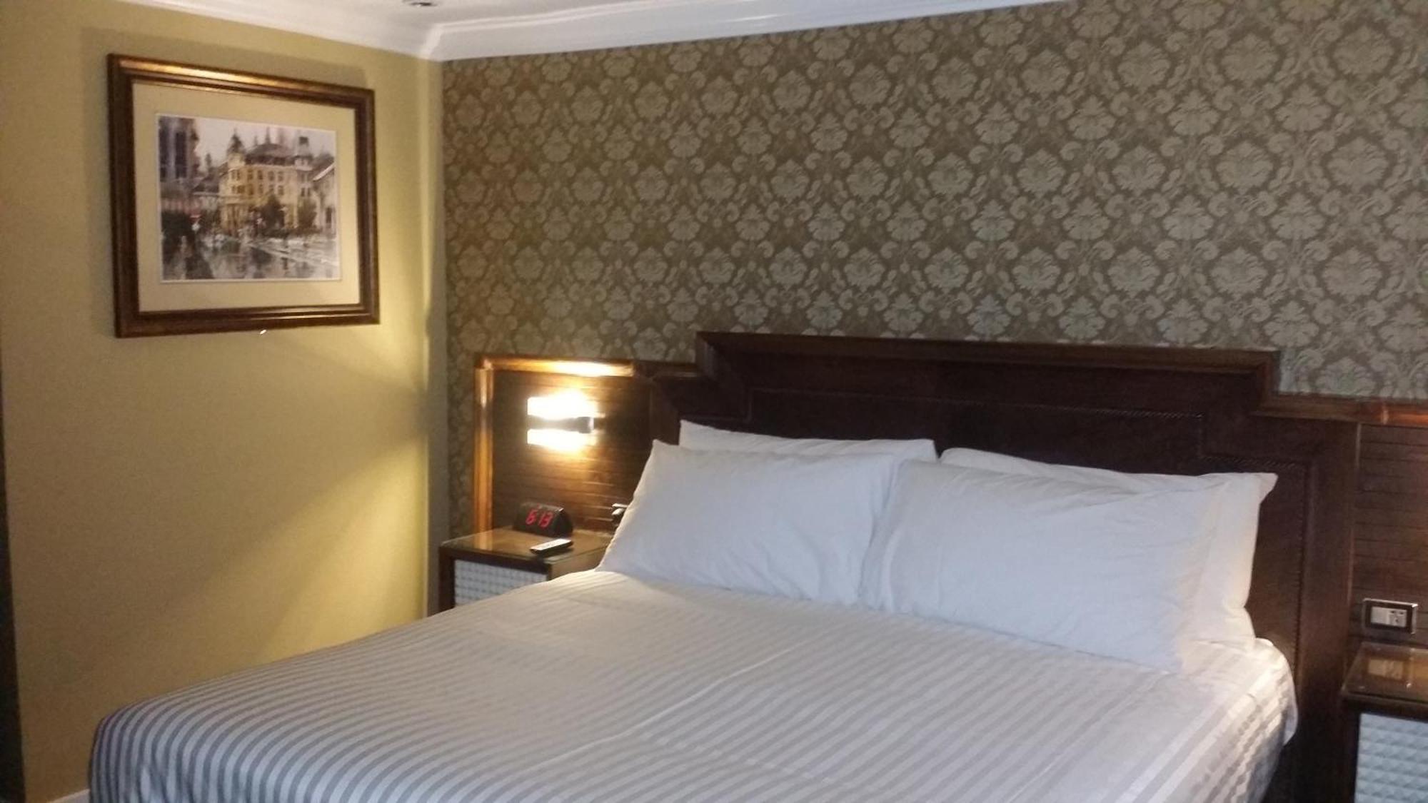 Hotel The Deluxe 2*