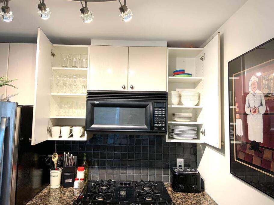 Heart Of Downtown King Suite/parkng/pool/gym/sauna Apartment *