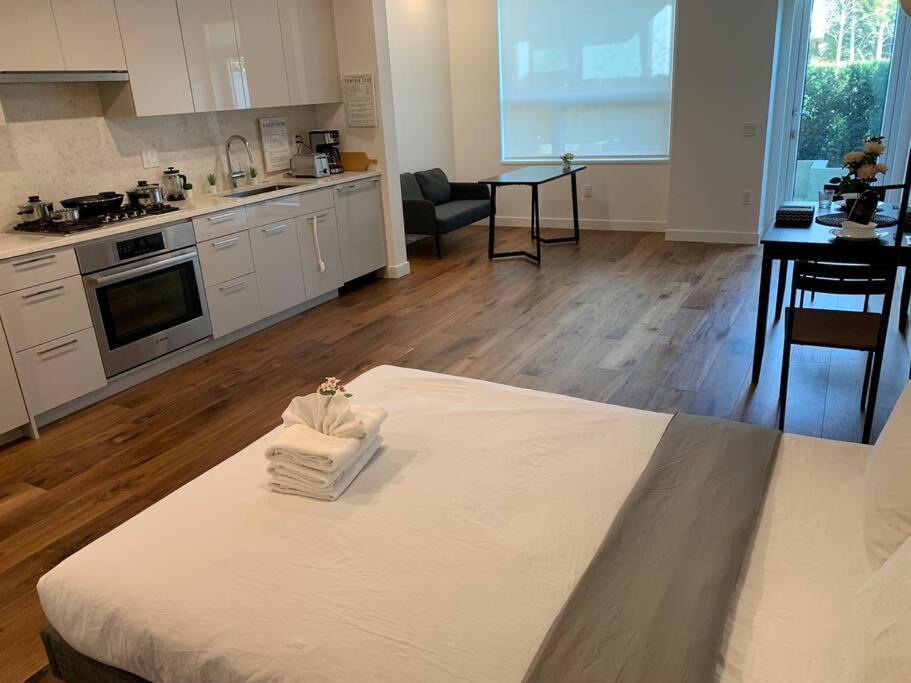Explore Qe Park From Luxury Studio Apartment Vancouver
